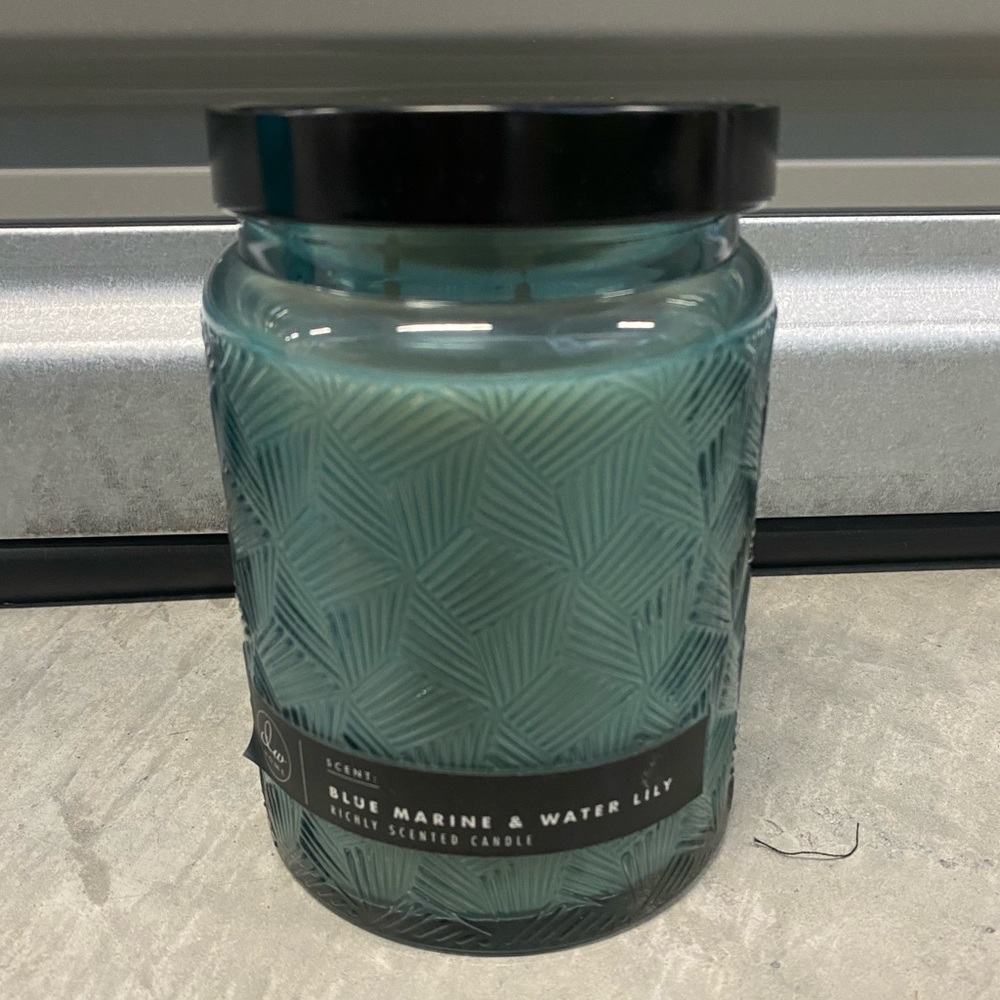 DW Home Blue Marine & Water Lily Candle